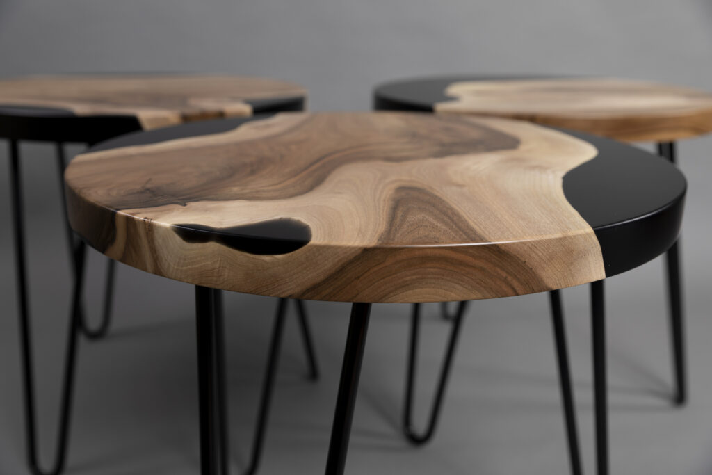 Apart from furniture entirely made of wood, we also make coffee tables, which thanks to the use of epoxy resin will give a unique character to all interiors - both private and service ones, like e.g. cafes.
