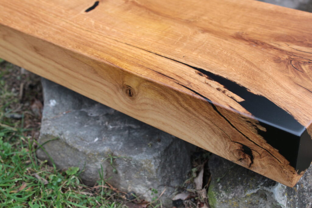 Olejowosk zaaplikowany do dębowego kawałka drewna, wykorzystanego do wykonanego blatu kuchennego.